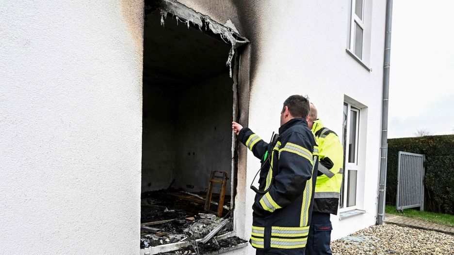 Strażacy sprawdzają miejsce, w którym 4 marca 2024 r. w Bedburgu w pożarze domu spokojnej starości zginęły cztery osoby.