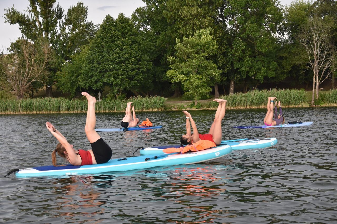 Fitness na środku jeziora. Wyjątkowe wakacyjne zajęcia wągrowieckiego OSiR-u