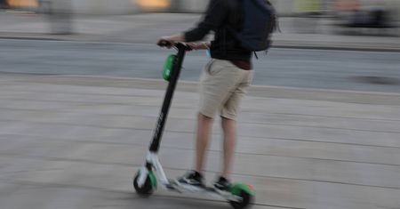 Nieprzepisowa jazda na hulajnodze elektrycznej. Posypały się mandaty