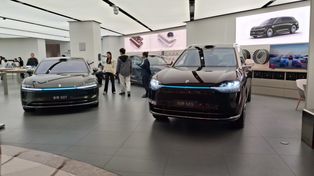 Polacy już nie szukają "używek". Idą do salonów tych marek