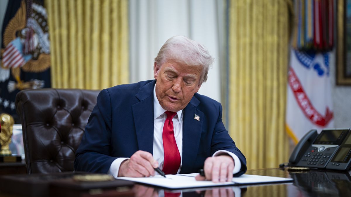 US President Donald Trump signs an executive order in the Oval Office at the White House in Washington, DC, USA, 31 March 2025. The order directs the Federal Trade Commission to work with the Department of Justice to ensure that competition laws are enforced in the concert and entertainment industry, and pushes state consumer protection authorities on enforcement. EPA/ALEXANDER DRAGO / POOL Dostawca: PAP/EPA.