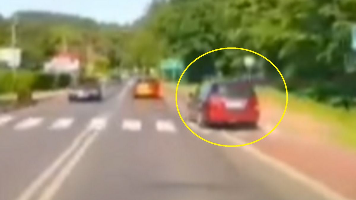 Kierowca wyprzedzał po chodniku