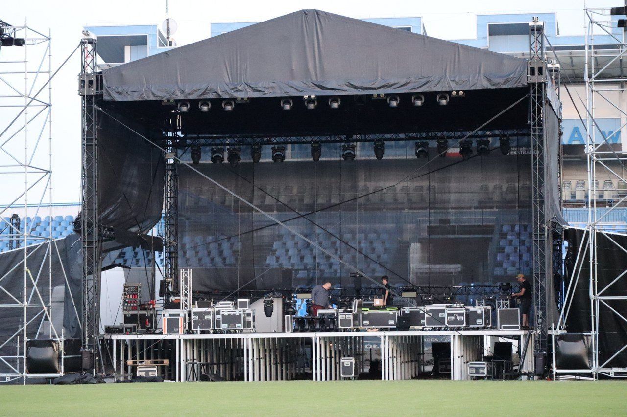 Scena już stoi! Czas na ostatnie przygotowania do wielkiego koncertu z okazji Dni Leszna na stadionie im. Alfreda Smoczyka