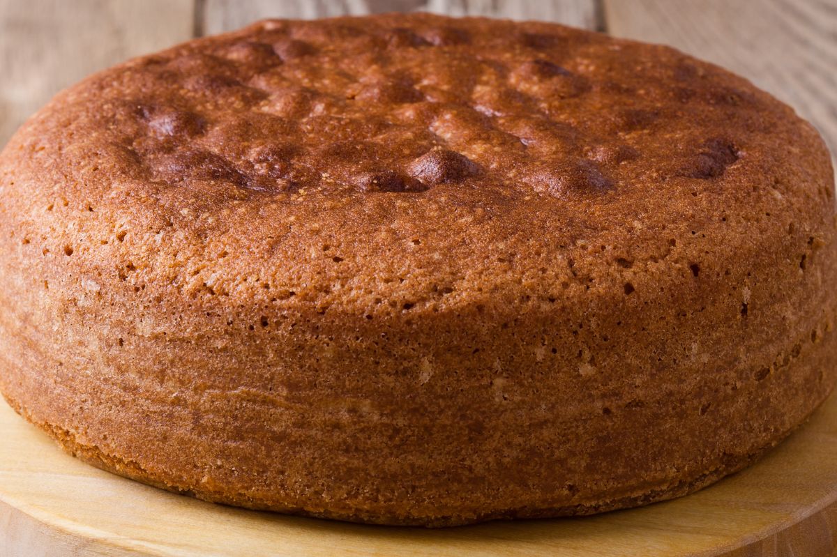 Jesienią często robię taki biszkopt. Jest puszysty, ale ma intrygujący kolor i aromat