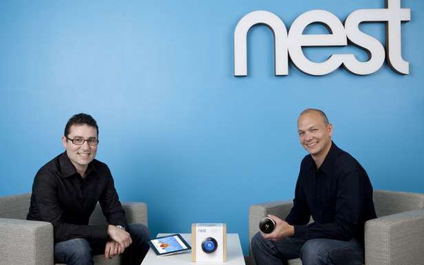 Matt Rogers i Tony Fadell prezentują swoje dzieło (Fot. Nest.com)