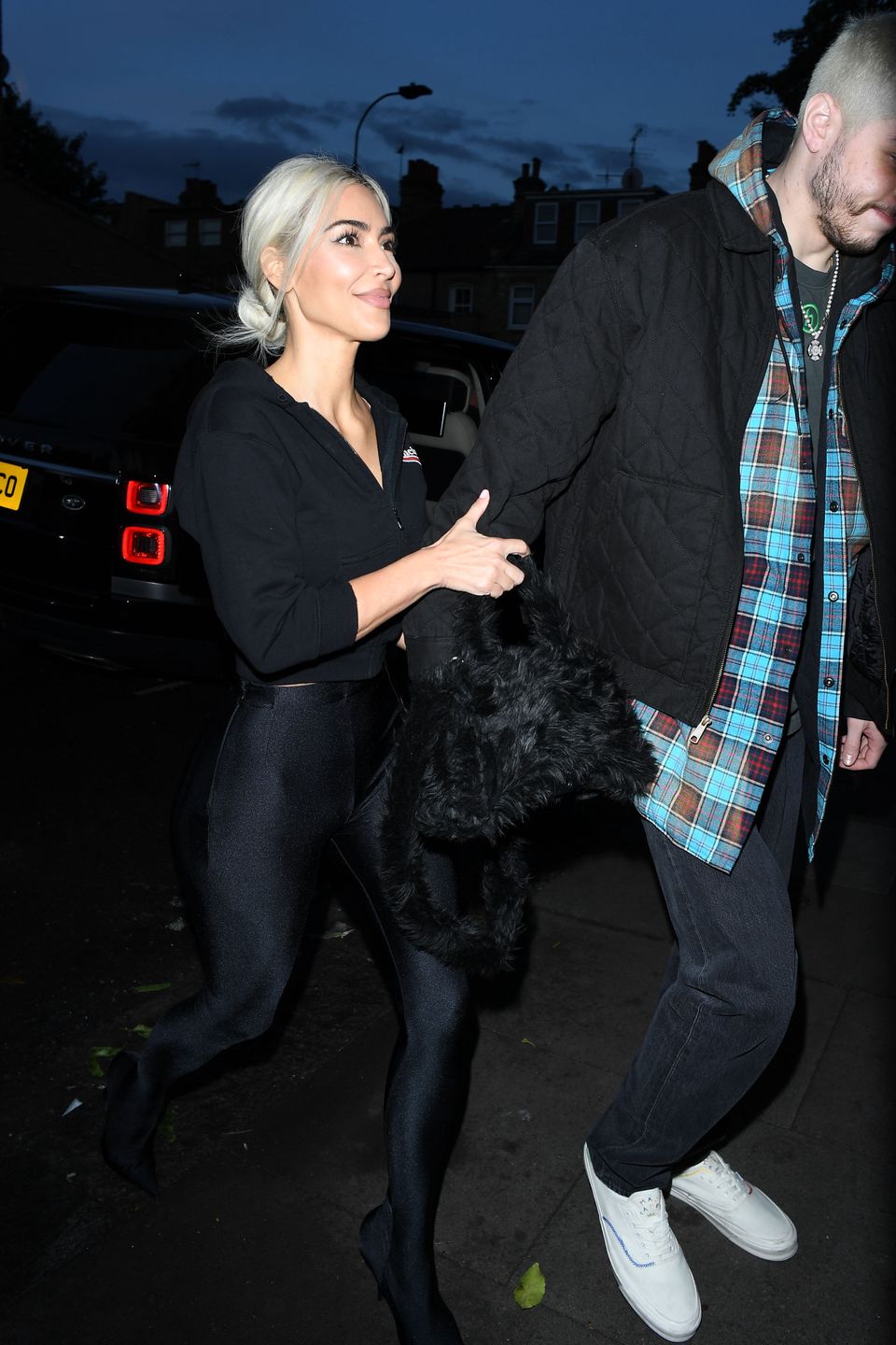 Kim Kardashian i Pete Davidson maszerują na kolację w Londynie