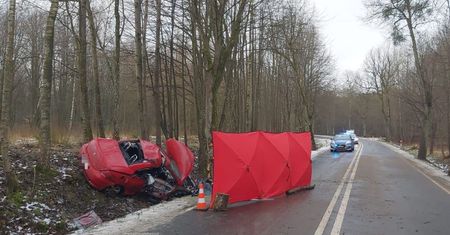 Tragiczny wypadek w Pomorskiej Wsi. Dwie osoby nie żyją