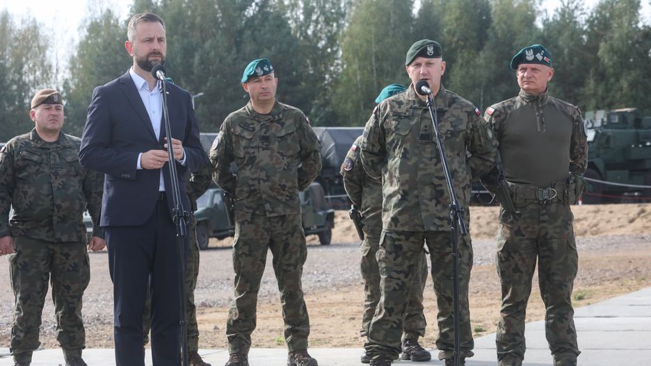  Kosiniak-Kamysz (2L) podczas odprawy kadry i �o�nierzy bior�cych udzia� w operacji Karakulach. (ad) PAP/Artur Reszko
Artur Reszko
Bezpieczne Podlasie, odprawa, wojsko, wojskowa, �o�nierze, polityk, Kosiniak Kamysz