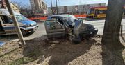 Warszawa: Kierujący Peugeotem zasłabł za kierownicą. Wjechał w drzewo