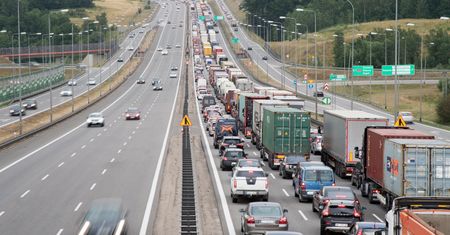 Wyciek kwasu siarkowego na obwodnicy Trójmiasta. Utrudnienia mogą potrwać aż 8 godzin