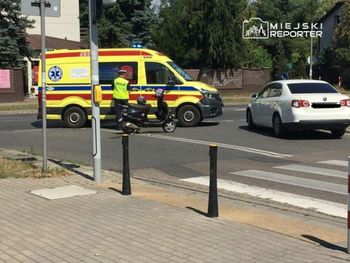 Warszawa: Wypadek w Wawrze. Kierowca jednośladu trafił do szpitala