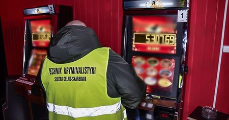 Hazardowy układ rozbity. CBŚP i KAS uderzyły w grupę przestępczą działającą w trzech województwach