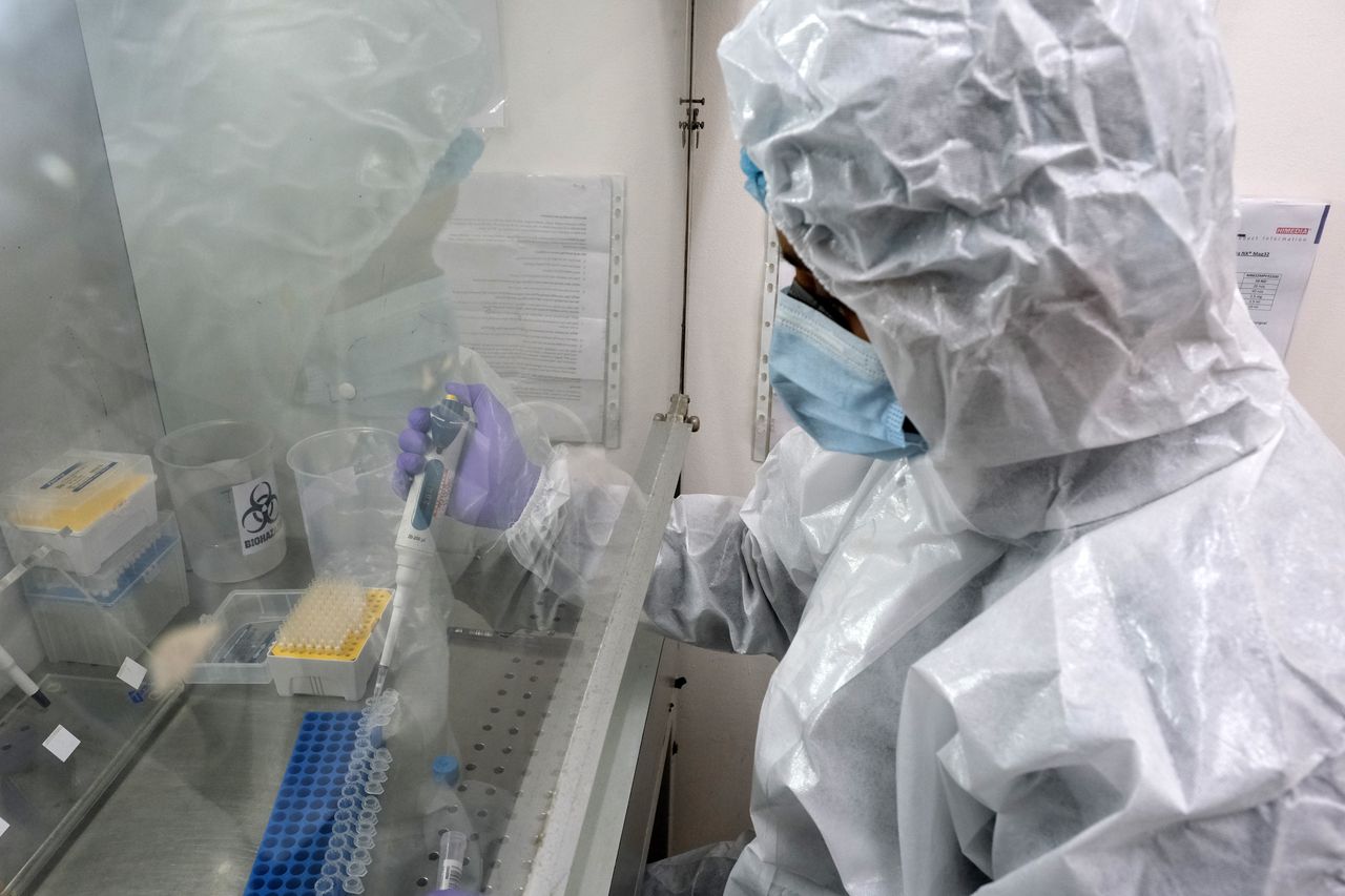 Naukowcy pracują nad nową szczepionką przeciwko COVID-19; zdjęcie ilustracyjne