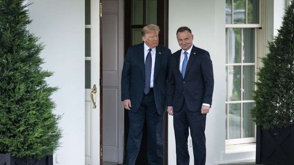 WASHINGTON, DC - JUNE 24: (L-R) U.S. President Donald Trump greets Polish President Andrzej Duda as he arrives at the West Wing of the White House on June 24, 2020 in Washington, DC. The two leaders will meet in the Oval Office and then hold a joint press conference in the Rose Garden. Duda, who faces a tight re-election contest in four days, is Trump's first world-leader visit from overseas since the coronavirus pandemic began. (Photo by Drew Angerer/Getty Images)