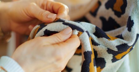 Zmechacony sweter? Sprawdź, jak szybko przywrócić go do życia