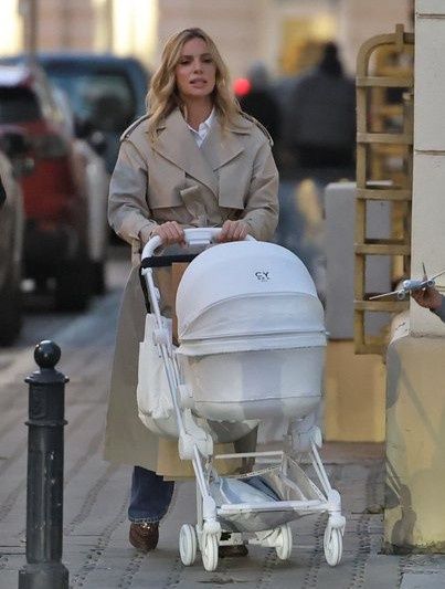 Izabela Janachowska "przyłapana" na mieście z nowo narodzonym synem