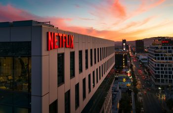 Netflix pod ostrzałem. Gigant streamingu pozwany za "szpiegowanie" użytkowników i uzależniający design