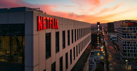 Netflix pod ostrzałem. Gigant streamingu pozwany za "szpiegowanie" użytkowników i uzależniający design