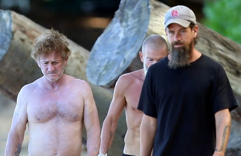 Sean Penn spaceruje po plaży z szefem Twittera i izraelskim finansistą