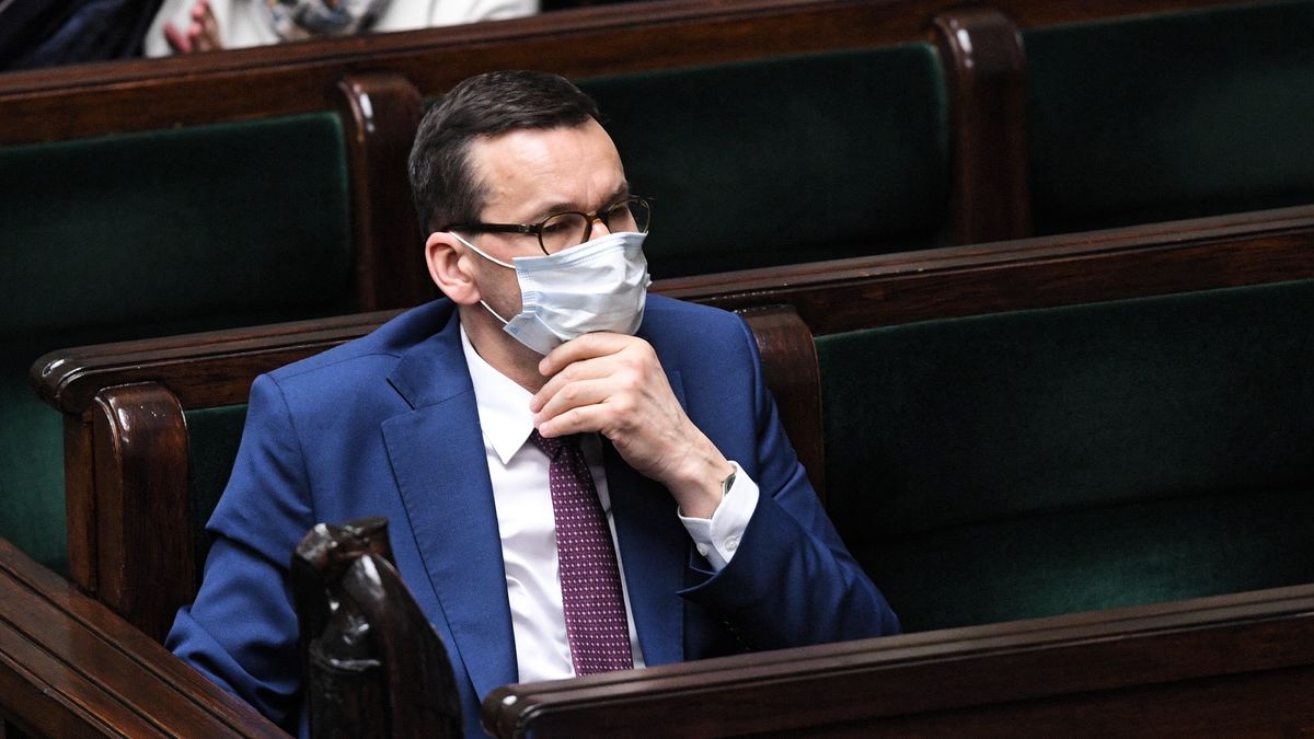 Premier Mateusz Morawiecki na sali plenarnej Sejmu
