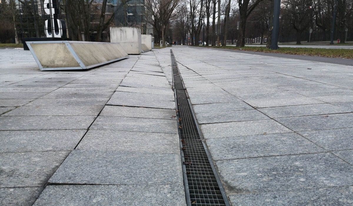 Zapadnięty chodnik przy Placu Teatralnym