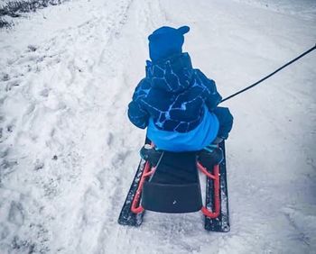 6-latka na sankach. Dziecko wjechało prosto przed samochód
