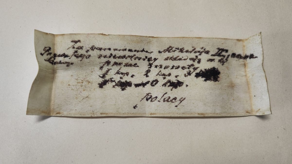 Konserwatorzy przypadkiem znaleźli stare pergaminy 