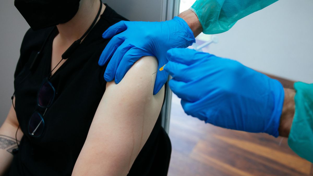 Warszawa, 03.06.2021. Koronawirus w Polsce. Punkt szczepień przeciw COVID-19 na stadionie Legii w Warszawie, 3 bm. To jeden z prowadzonych przez władze stolicy punktów, w których w czerwcowy długi weekend można zaszczepić się bez konieczności wcześniejszego rejestrowania się i zapisów. (aldg) PAP/Albert Zawada