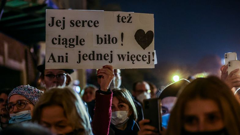 Matka 30-letniej ciężarnej Izabeli ujawniła OSTATNIE SMS-y, które dostała przed śmiercią córki: "ZACZEKAJĄ, AŻ UMRZE"