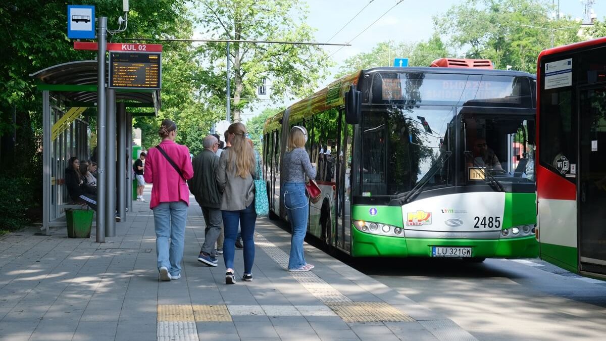 Pasażerowie na przystanku oczekujący na autobus