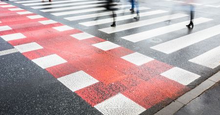 Jest projekt zmian w przepisach. Piesi bez pierwszeństwa przed przejściem, ale łatwiej będzie stracić "prawko"