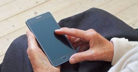 Warszawa. Bezpłatne zajęcia i telefon zaufania dla seniorów
