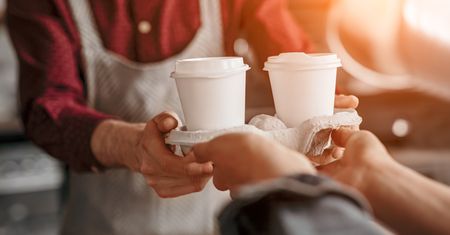 Nieuprzejmi klienci płacą dwa razy więcej — taką zasadę wprowadził właściciel pewnej kawiarni