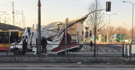 Kierowca auta dostawczego zahaczył o wiadukt na Targowej. Całkowicie zniszczył skrzynię ładunkową