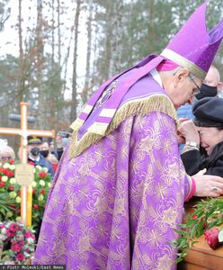 Biskup pogodzi macochę i pasierba? "Ewa Krawczyk już do mnie dzwoniła"