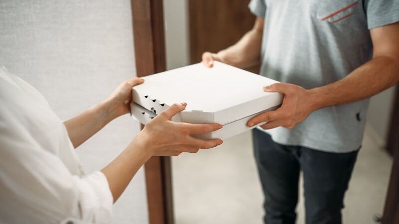 jedzenie na dowóz dostawca pizzy