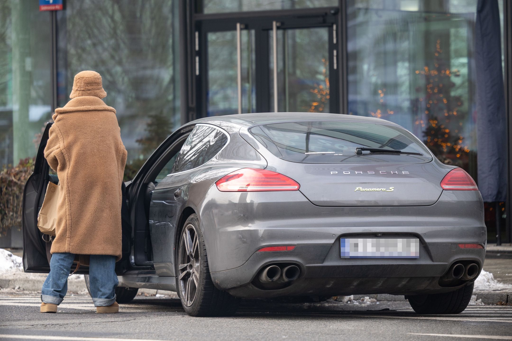 Kinga Rusin opuszcza ulubioną restaurację i ładuje się do porsch