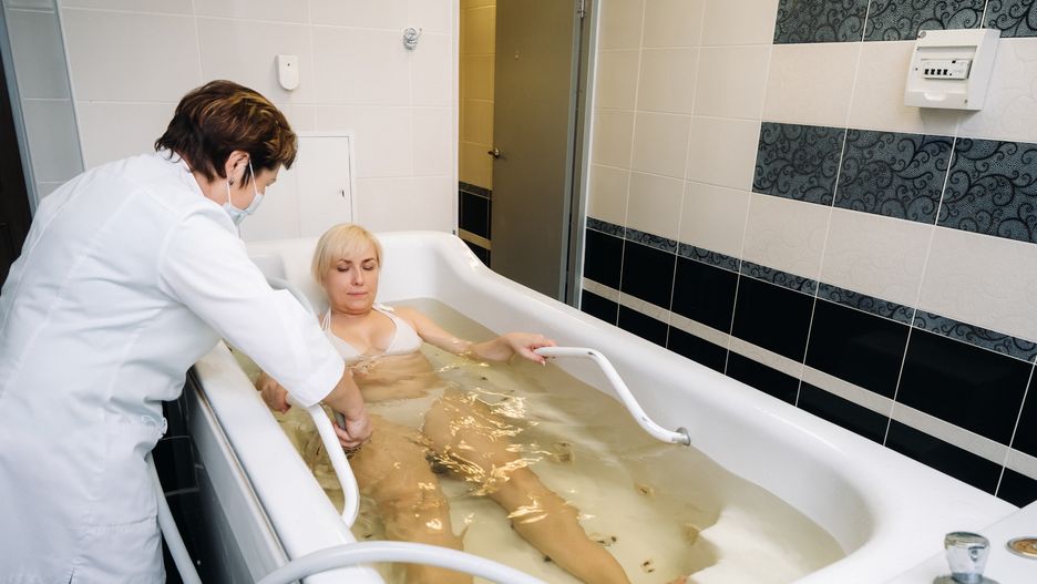 Pacjenci korzystają z rozmaitych zabiegów podczas pobytu w sanatorium 