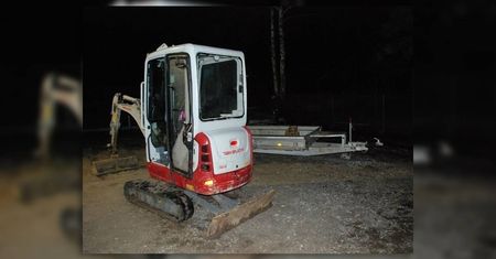 Włamał się i ukradł lawetę z minikoparką. Straty na blisko 100 tys. zł