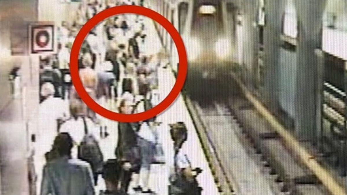 Warszawa: 42-latek, który chciał wepchnąć kobietę, ma dozór