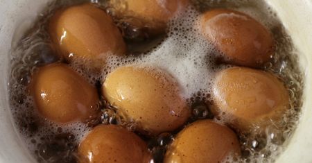 Większość pomija ten krok. To dlatego jajka pękają w czasie gotowania i źle się obierają.