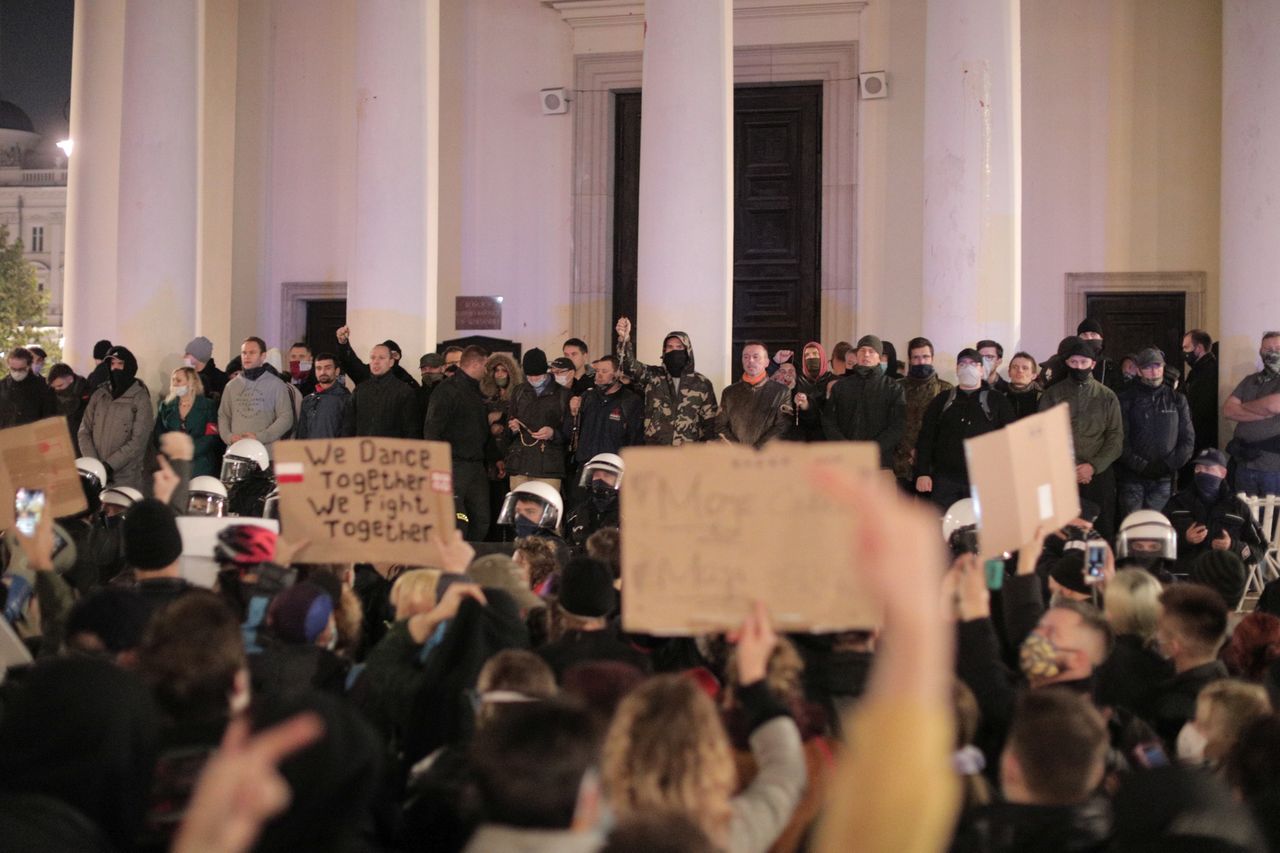 26.10.2020 r., Warszawa, plac Trzech Krzyży. Kościół Św. Aleksandra otoczony szpalerem narodowców, którzy chcieli go bronić przed Strajkiem Kobiet. Nie było takiej potrzeby