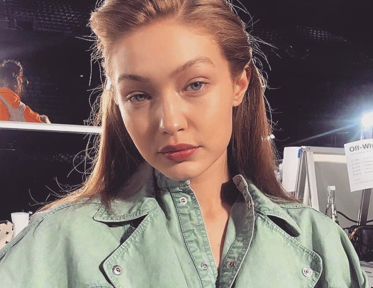 Pożyczyła ubrania z męskiej szafy. Genialny look na jesień w wydaniu Gigi Hadid