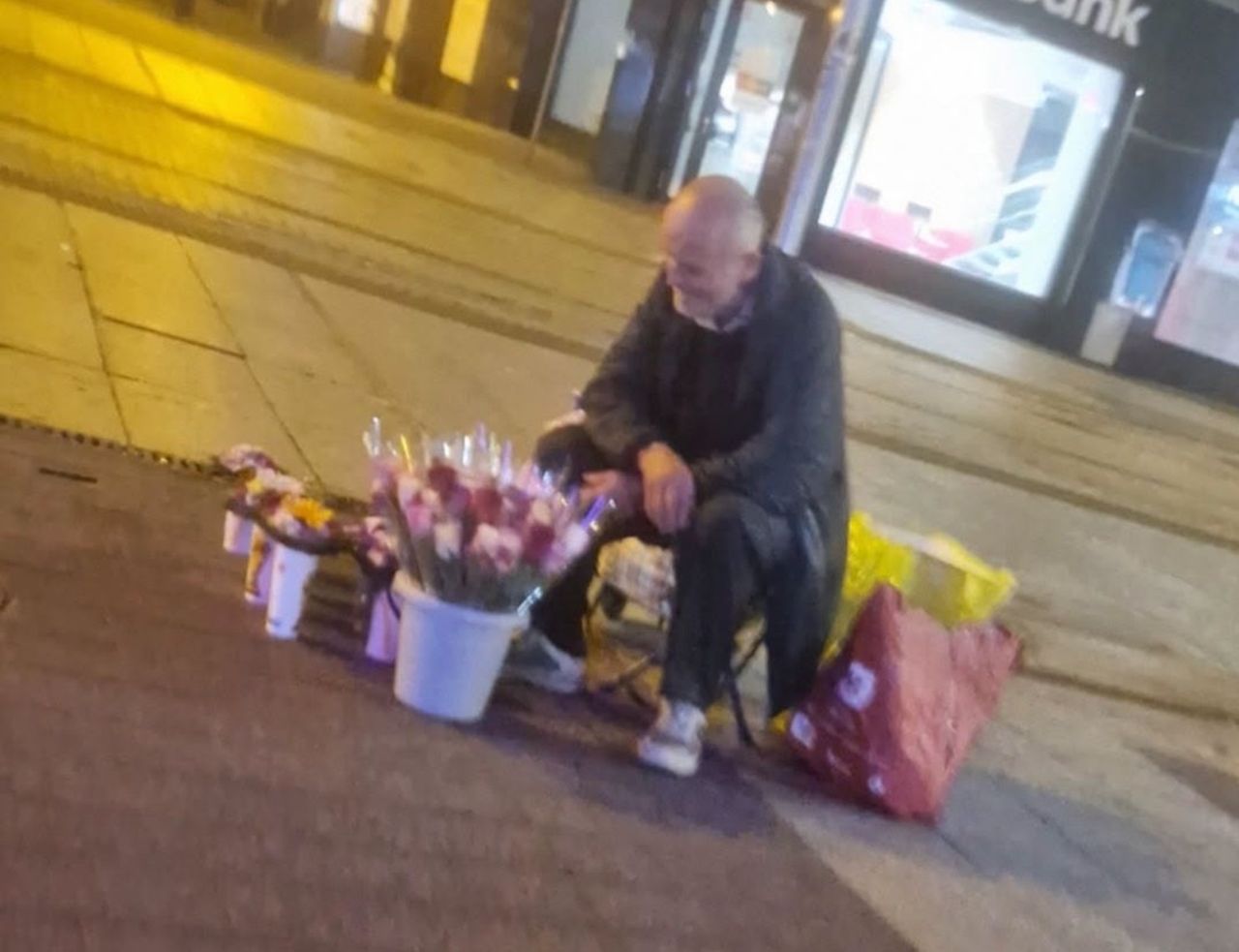 Niepełnosprawny senior sprzedaje nocą kwiaty. Ten widok chwyta za serce
