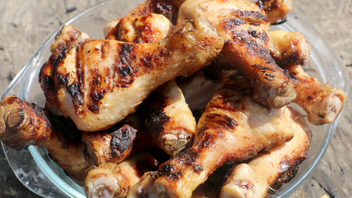 Sztuczki na przyrządzanie kurczaka zalewają TikToka