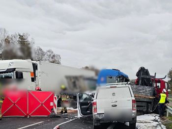 Bożepole Wielkie: Zderzenie trzech ciężarówek i osobówki na drodze S6. Jedna osoba zginęła, dwie zostały ranne