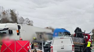Bożepole Wielkie: Zderzenie trzech ciężarówek i osobówki na drodze S6. Jedna osoba zginęła, dwie zostały ranne
