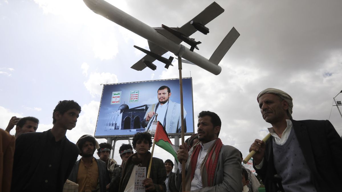 Houthi supporters protest against the US and Israel
epaselect epa11191738 A Houthi supporter holds up a mock drone in front of a banner of top Houthi leader Abdul-Malik al-Houthi during a protest against the US and Israel and in support of Palestinians, in Sana'a, Yemen, 01 March 2024. Thousands of Houthi supporters demonstrated in Sana'a to protest against the US and Israel and in support of Palestinian people in the Gaza Strip. Yemen's Houthis have fired some 384 missiles and drones at shipping vessels since mid-November 2023, when they started attacking maritime targets in the Red Sea and Gulf of Aden, according to Houthi leader Abdul-Malik al-Houthi. The US-led coalition continues to strike Houthi targets in Yemen as it seeks to degrade the Houthis' abilities to attack commercial shipping vessels in the Red Sea and the Gulf of Aden amid high tensions in the Middle East. In light of increased maritime security threats, the US has designated the Houthis as a 'Specially Designated Global Terrorist Group'.  EPA/YAHYA ARHAB 
Dostawca: PAP/EPA.
YAHYA ARHAB
epaselect