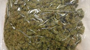 30-latek z prawie 1,5 kg narkotyków wpadł w ręce policji. Amfetamina, marihuana i morfina w mieszkaniu i aucie
