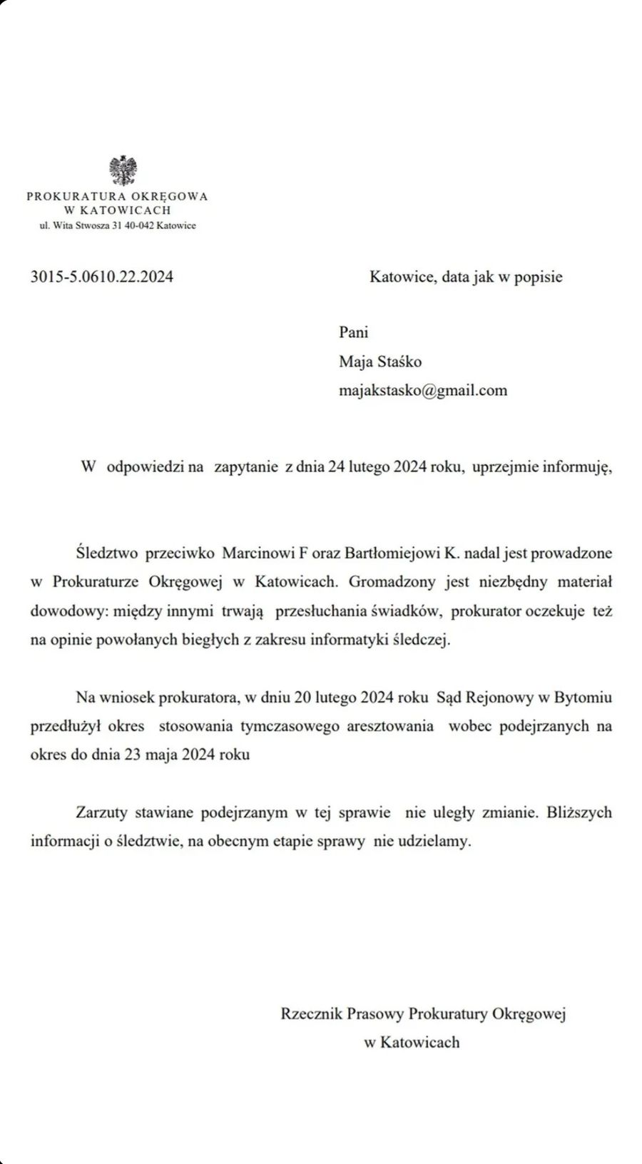 Maja Staśko pokazuje pismo od rzecznika prokuratury